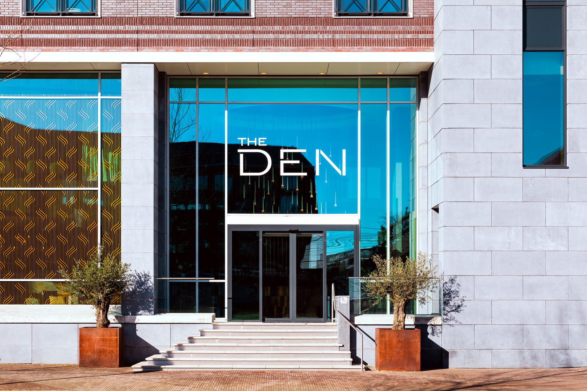 Ingang Hotel The Den in 's-Hertogenbosch