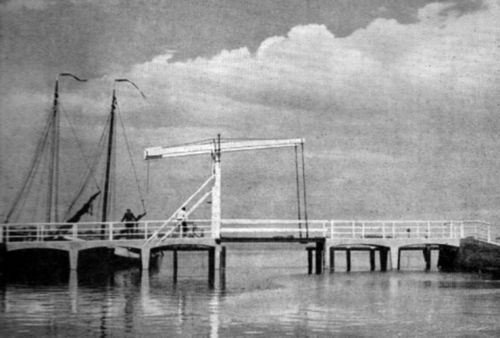 Een zwart-wit foto van een brug in Monnickendam