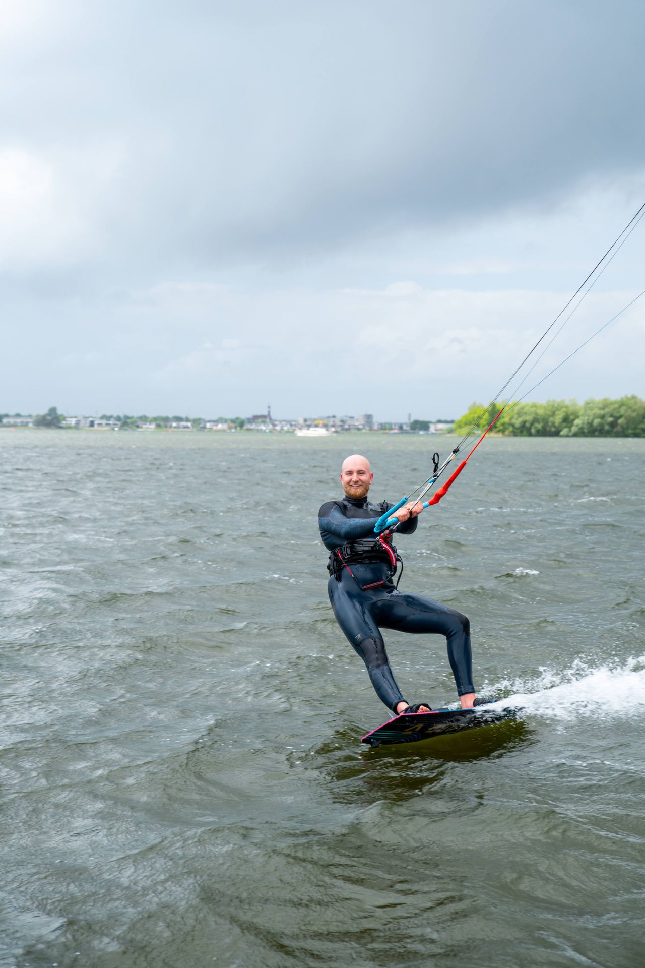 man aan het surfen