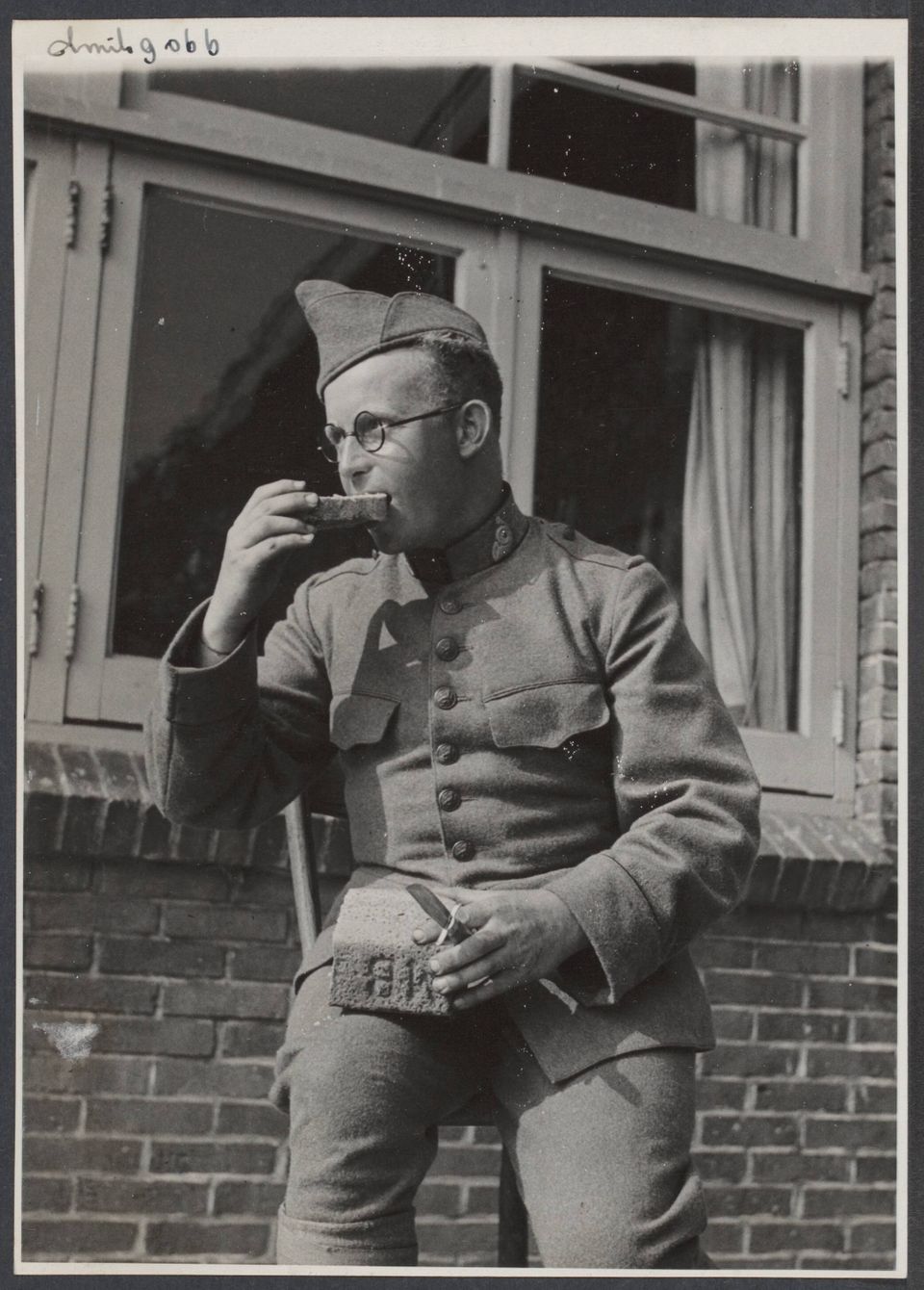 foto van soldaat die stuk brood eet