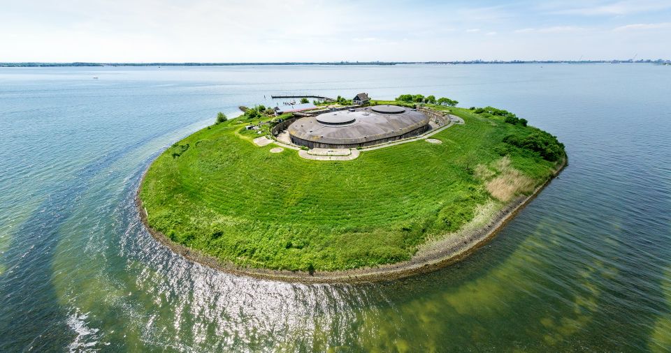 Luchtfoto van Forteiland Pampus waarop groene oevers en militaire bouwwerk goed zichtbaar zijn