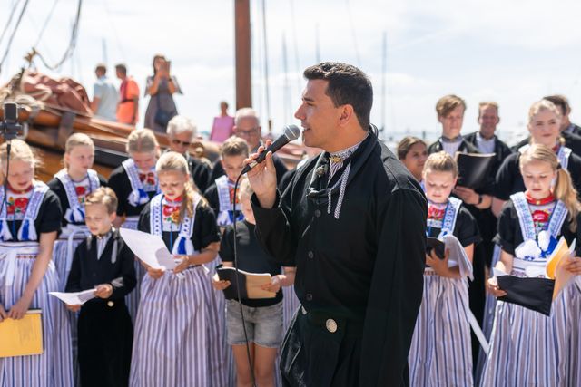 Jan Smit die aan het zingen is op de Volendammerdagen
