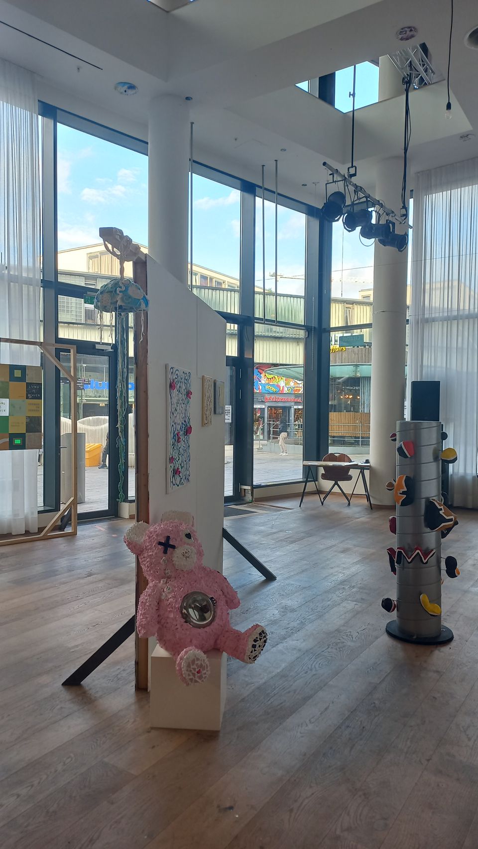 Kunstwerk 'Jelly' van Elle Meijer bij expo Nieuwe Makers van Kunst is Leuk in Almere Centrum.