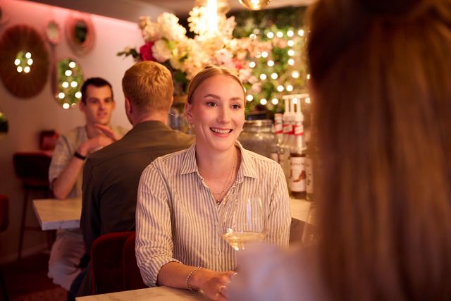 2 vriendinnen aan het borrelen