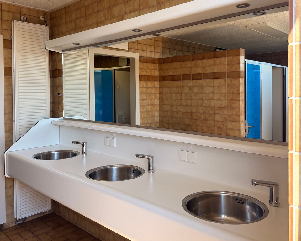 Beheiztes Sanitärgebäude mit Waschbecken auf dem Camping De Wulp in Noordwijk