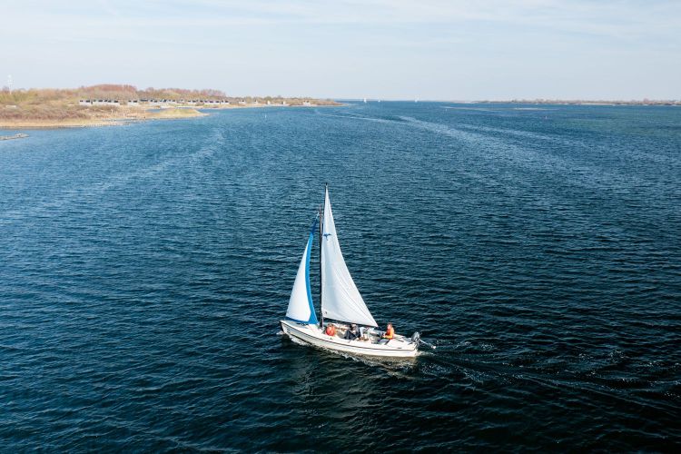 Op-Schouwen-Duiveland-Zeilboot-Op-Water-Brouwersdam
