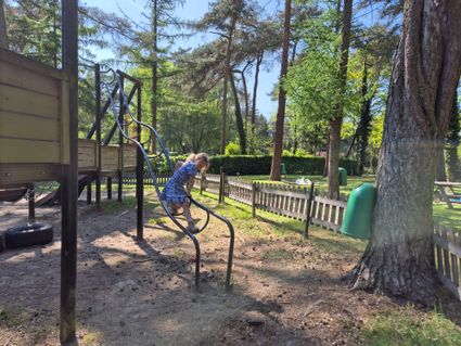 Meisje op klimrek in speeltuin De Posthoorn