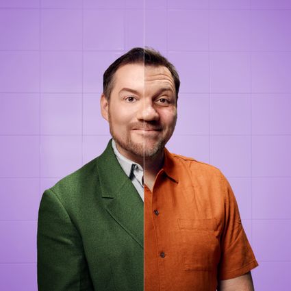 Foto van Klaas die doormidden is gedeeld, links draagt hij een licht overhemd met een groen jasje en rechts een oranje zomerbloesje. De achtergrond is lichtpaars.