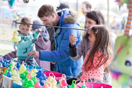jong gezin op de kermis in Almere centrum
