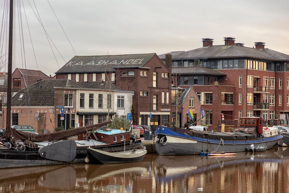 Stadshaven van Woerden in het Groene Hart, met historische binnenvaartschepen en aangemeerde boten voor het Kaaspakhuis en omliggende bebouwing. Foto: Harald Lakerveld.