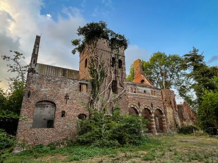 kasteelruïne vanaf de hoek bezien met boogpilaren