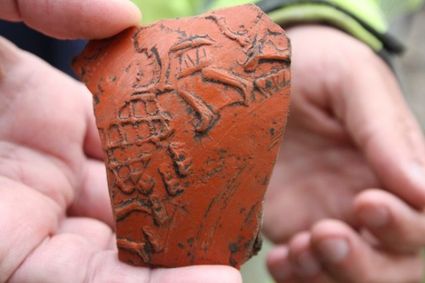 Scherf van een kom van terra sigillata, gevonden op het terrein van handbalclub Ventura.