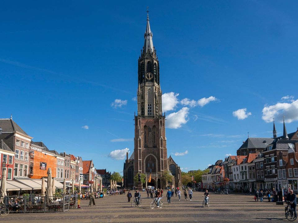 Het marktplein in Delft met de Nieuwe Kerk