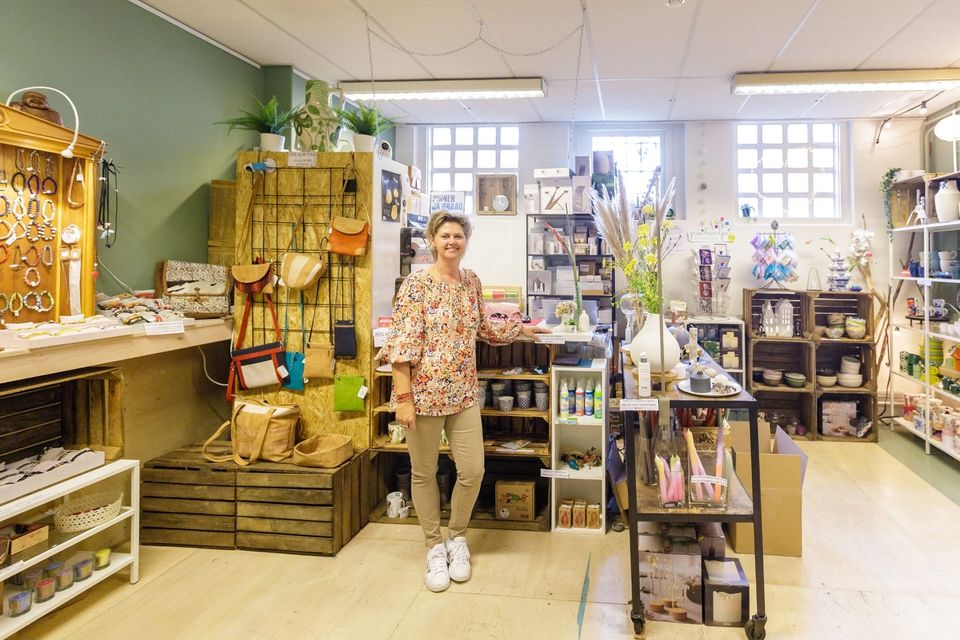 Jellie Dalstra in de winkel Waanzinnig Leuk! in de voormalige gevangenis De Blokhuispoort. De winkel is gevestigd in de voormalige directie vergaderkamer in de H-Vleugel Bureel Gebouw