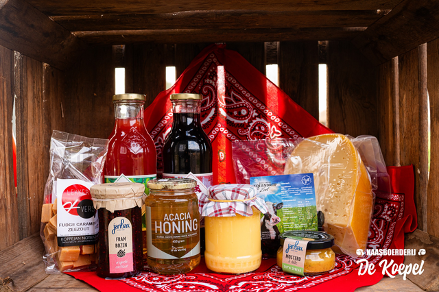 Lokale streekproducten van Kaasboerderij De Koepel in Harmelen, waaronder kaas, honing, jam en sap.