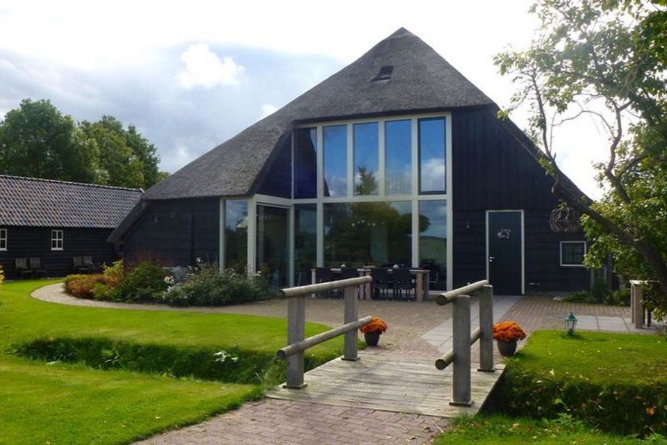 Een grote boerderij waarin een groepsaccommodatie gevestigd is.