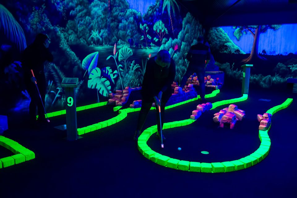 Midgetgolf in het donker met lichtgevende banen in Posta7 Tolbert.
