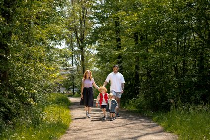 Gezin wandelen in natuur Land van de Peel