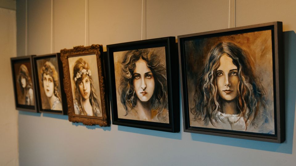 schilderen aan de wand in het atelier van Annette de Roo.