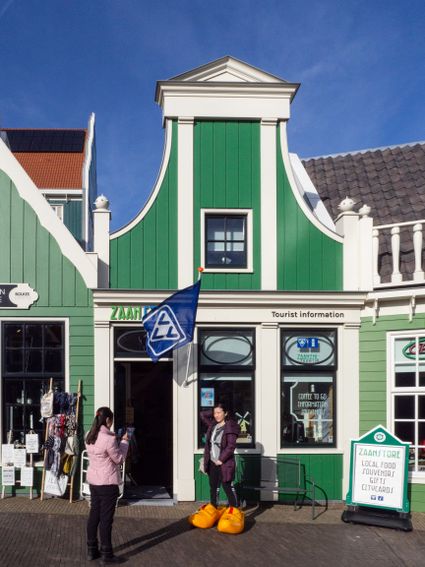 Zaanstore vvv Stadshart Zaandam station Stadhuisplein klompen toeristen centrum