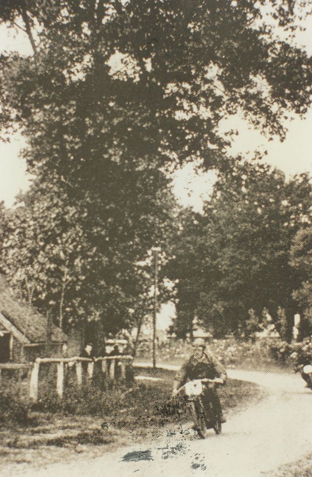 Norton-rijder W.H. Haigton is onderweg tijdens de TT op het circuit Rolde-Borger-Schoonloo.