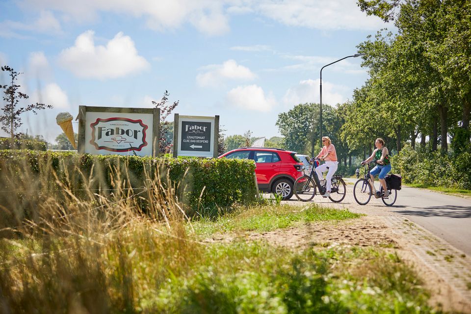 Fietsers bij Ijsboerderij Fabor
