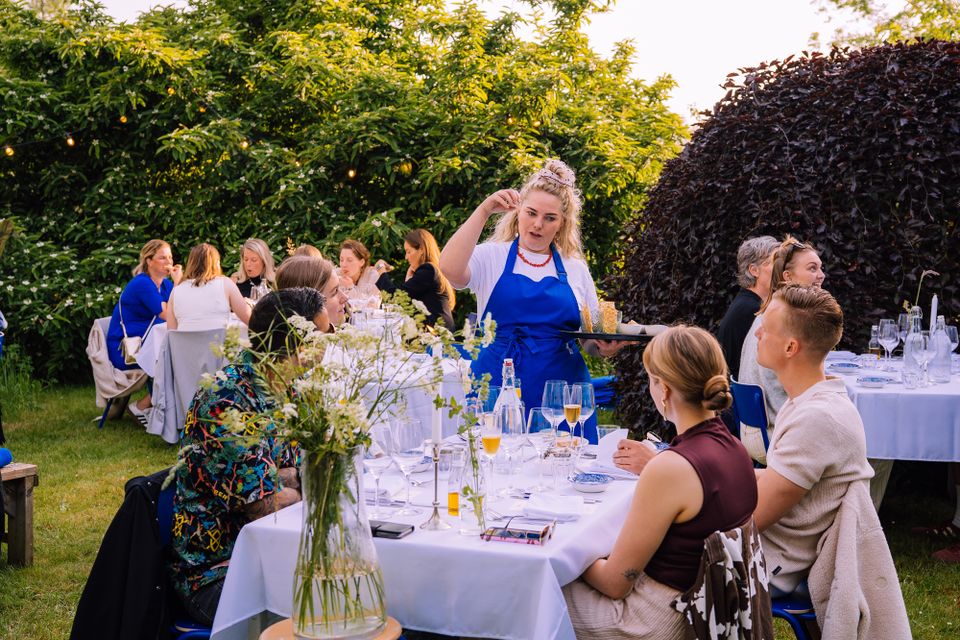 Dineren in de boomgaard bij Fjoer pop-up restaurant in Arum.