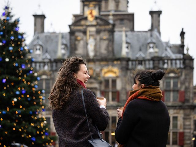 Twee vriendinnen bij de kerstboom op de Markt in Delft