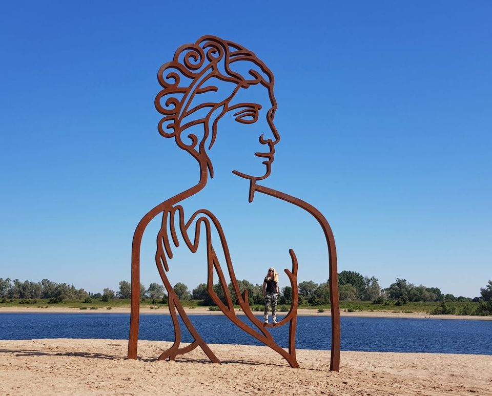 De Romeinse Baadster in recreatiegebied De Bijland bij Herwen. Het beeld rijst met de seizoenen op uit het water.
