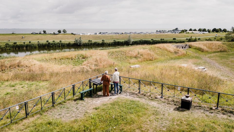 Twee mensen die naar het uitzicht kijken vanaf Fort bij Edam