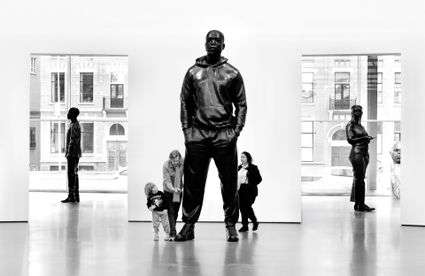 buitenexpositie van maar liefst 24 meter lang met het thema “Contrast in fotografie.” Tot en met 10 januari 2026 zijn de werken van acht fotografen dag en nacht te bewonderen bij Cultuurplein de Bleek.