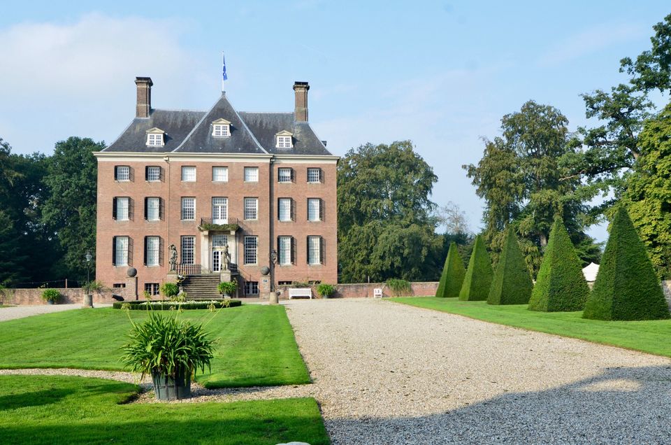 De voorkant van Kasteel Amerongen inclusief de groene tuinen.