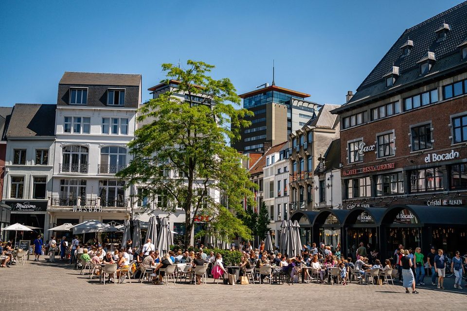Hasselt plein met terrassen