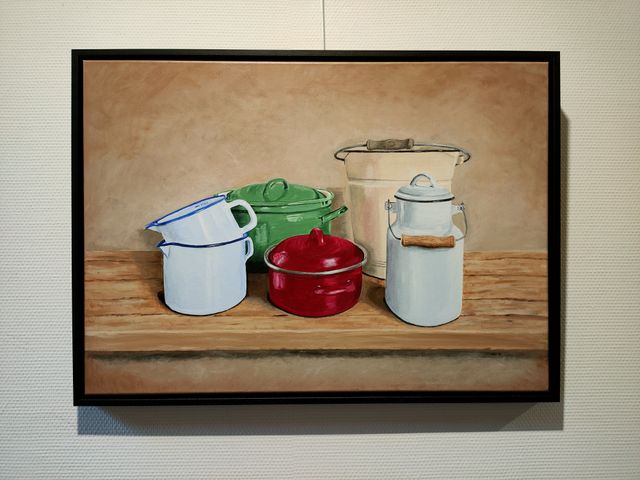 Schilderij met een verzameling emaille keukengerei