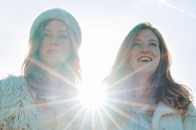 Foto van de gezichten van Loes en Renée Wijnhoven.