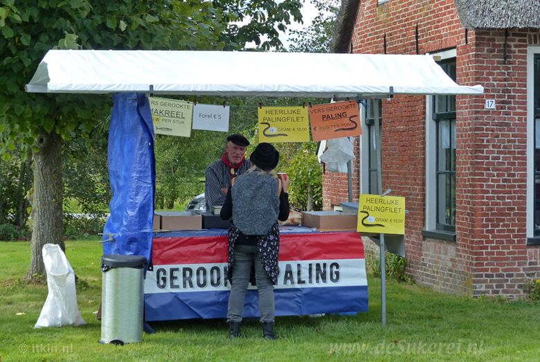 Verkoop van paling bij museum De Sukerei