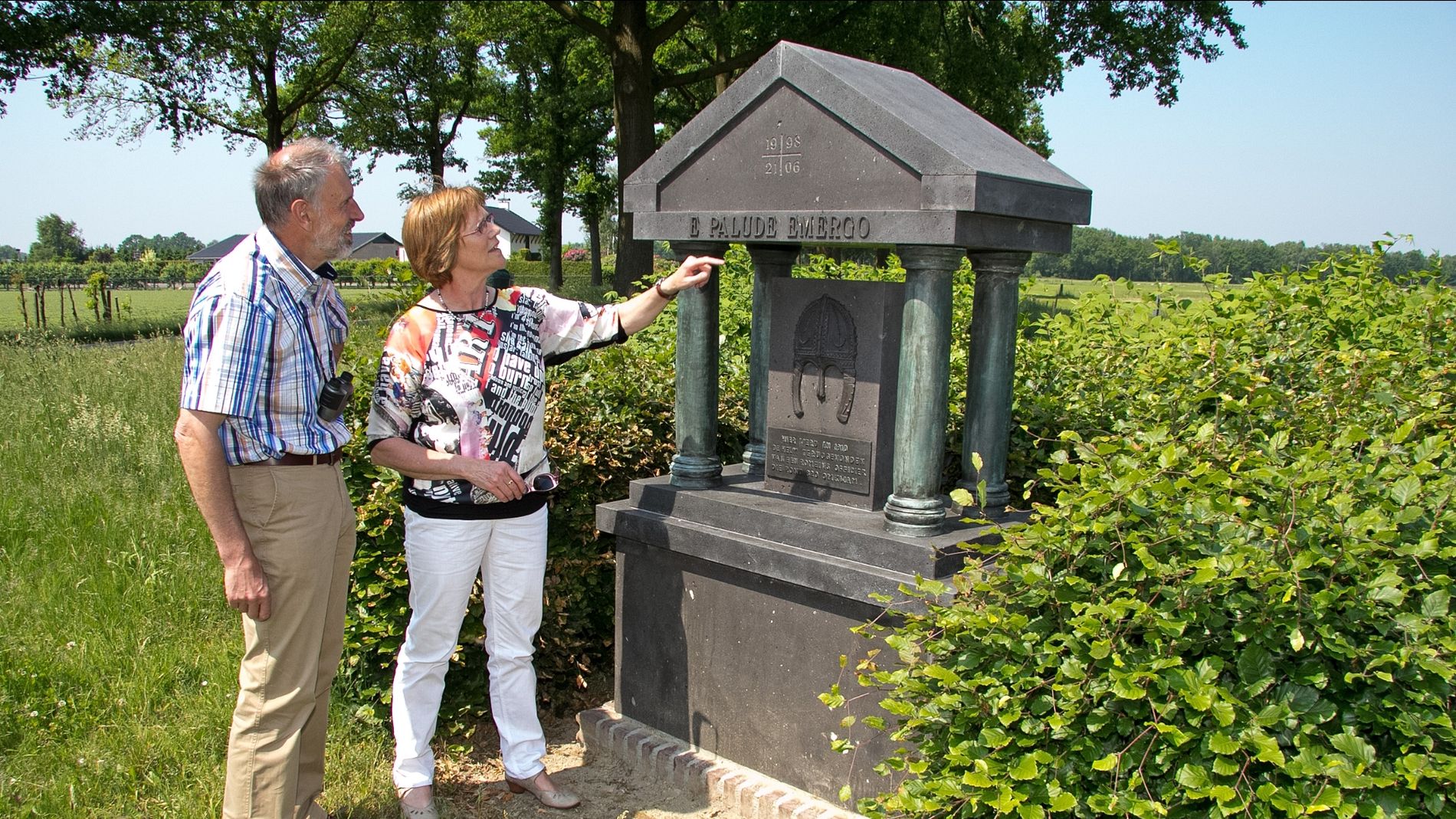 Monumentje bij vindplaats van de Gouden Helm in Helenaveen