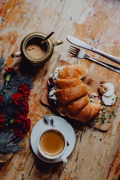 Ontbijt met vers croissantje en kop koffie.