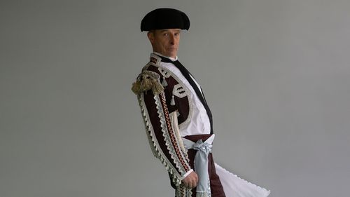 Een man verkleed in een koninklijk outfit