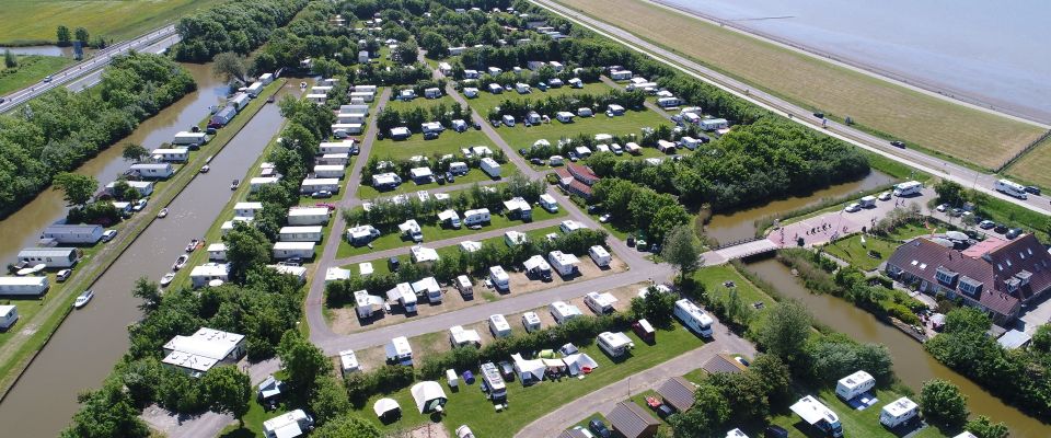 Camping de Zeehoeve in Harlingen van bovenaf gefotografeerd