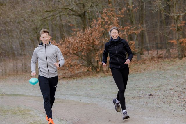 Man en vrouw hardlopend in de winter
