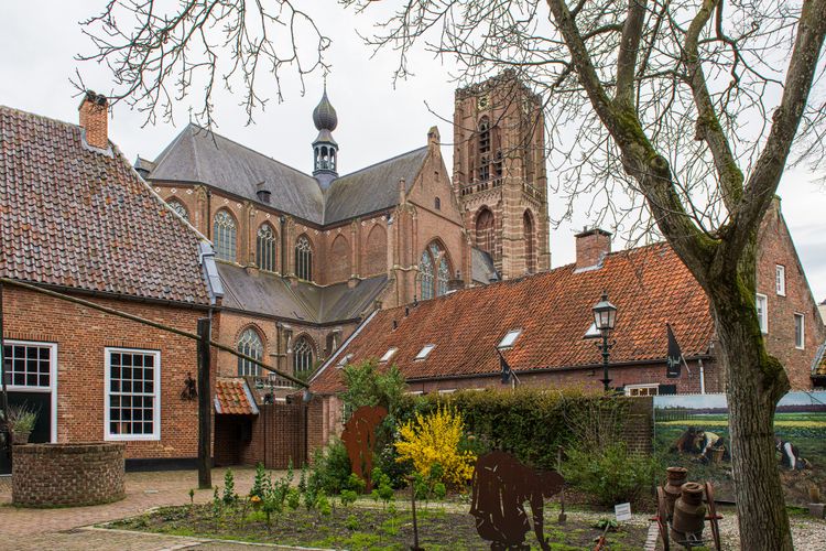 museum de vier quartieren met tuin en basiliek op de achtergrond.