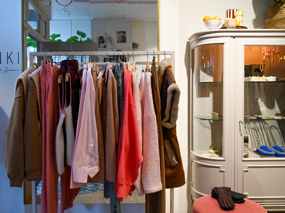 Kledingrek met allerlei leuke items bij Femme + Frenkie in Delft