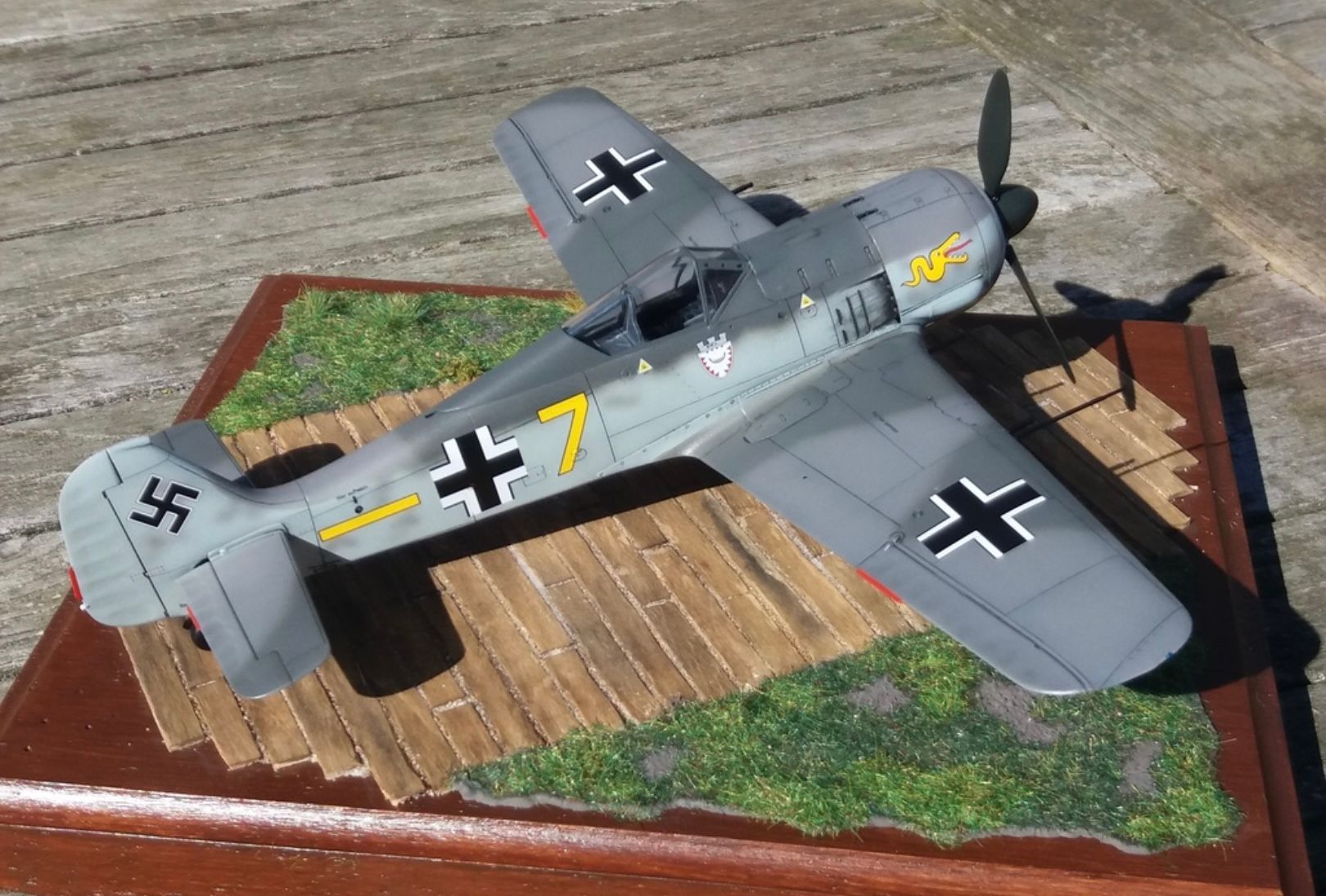 Een van de vele vliegtuigmodellen uit de WOII in het  museum