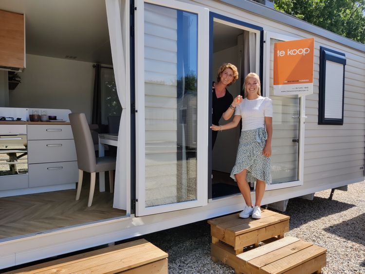 Op-Schouwen-Duiveland-Stacaravan-Makelaar-Twee-Vrouwen-Bij-Ingang-Van-Stacaravan