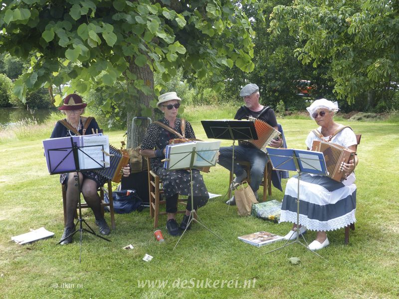 Gezellige trekzak muziek bij museum De Sukerei