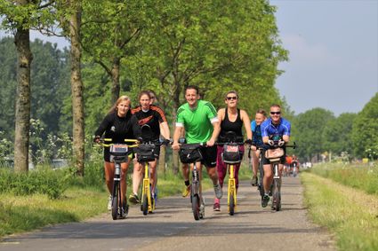 Een groep mensen op de step voor de Stepelfstedentocht.