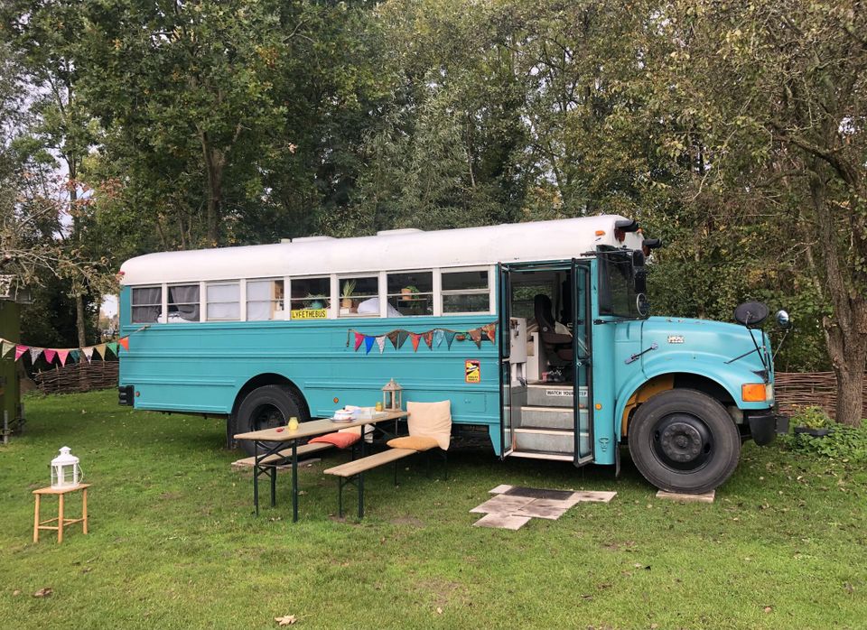 Schoolbus van Stochemhoeve Leiden waar in overnacht kan worden.