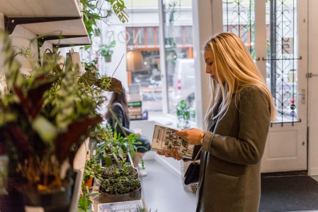 Shoppend publiek in concepstore Nord in Leeuwarden