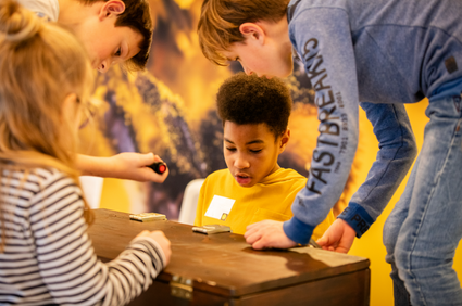 Kind die bezig is met de escape room